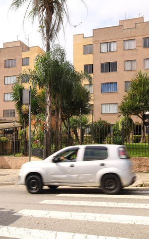 Apartamento à venda com 55m², 3 quartos e 1 vagaPlaca grande instalada na grade da fachada do condomínio, dia 04.07.2026 - Código da placa: LDNB-685