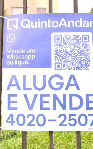 Apartamento à venda com 55m², 3 quartos e 1 vagaPlaca grande instalada na grade da fachada do condomínio, dia 04.07.2026 - Código da placa: LDNB-685