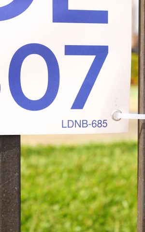 Apartamento à venda com 55m², 3 quartos e 1 vagaPlaca grande instalada na grade da fachada do condomínio, dia 04.07.2026 - Código da placa: LDNB-685