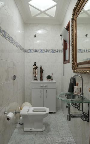 Casa à venda com 275m², 4 quartos e 4 vagasBanheiro Social