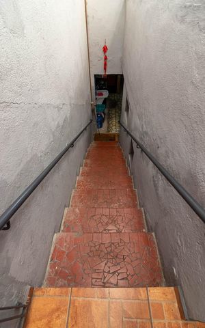 Casa à venda com 140m², 5 quartos e 2 vagasCorredor - Escada