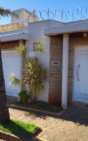 Casa para alugar com 200m², 4 quartos e 2 vagasFachada
