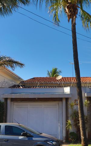Casa para alugar com 200m², 4 quartos e 2 vagasFachada