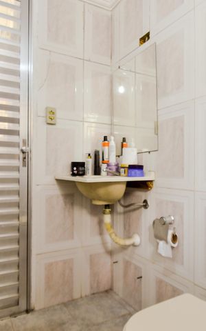 Casa à venda com 242m², 5 quartos e 2 vagasBanheiro de serviço