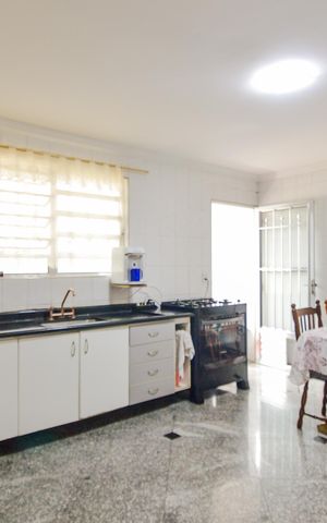 Casa à venda com 242m², 5 quartos e 2 vagasCozinha 