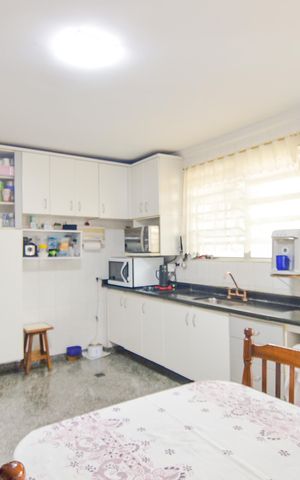 Casa à venda com 242m², 5 quartos e 2 vagasCozinha 