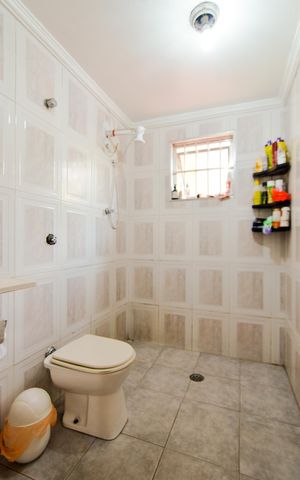 Casa à venda com 242m², 5 quartos e 2 vagasBanheiro de serviço