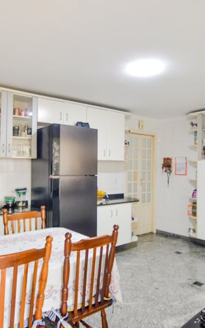 Casa à venda com 242m², 5 quartos e 2 vagasCozinha 