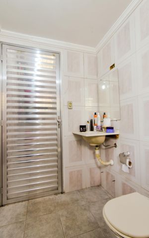 Casa à venda com 242m², 5 quartos e 2 vagasBanheiro de serviço