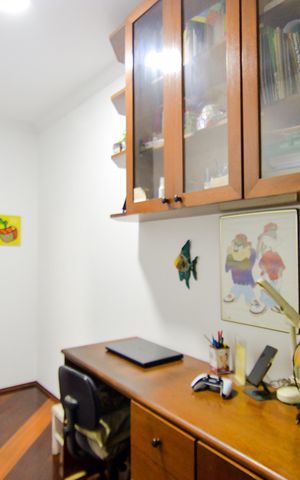 Casa à venda com 242m², 5 quartos e 2 vagasQuarto 3 