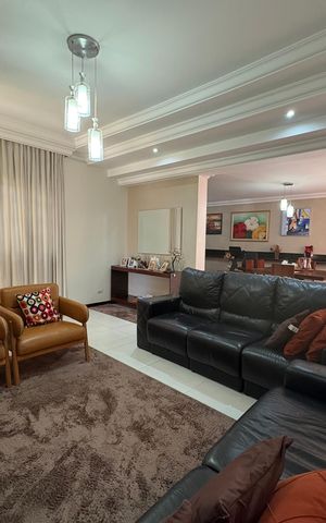 Casa à venda com 333m², 4 quartos e 5 vagas Casa à venda com 333m², 4 quartos e 5 vagasSala