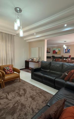 Casa à venda com 333m², 4 quartos e 5 vagas Casa à venda com 333m², 4 quartos e 5 vagasSala