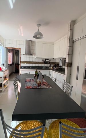 Casa à venda com 333m², 4 quartos e 5 vagas Casa à venda com 333m², 4 quartos e 5 vagasCozinha