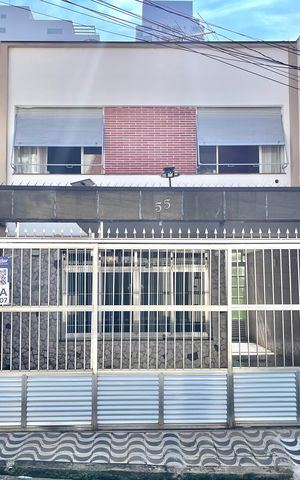 Casa para alugar com 300m², 3 quartos e 1 vaga Casa para alugar com 300m², 3 quartos e 1 vagaFachada