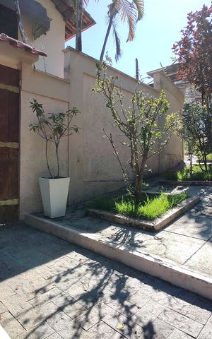 Casa à venda com 264m², 3 quartos e 3 vagas Casa à venda com 264m², 3 quartos e 3 vagasFachada