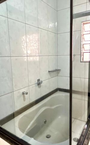 Casa à venda com 140m², 3 quartos e 3 vagas Casa à venda com 140m², 3 quartos e 3 vagasBanheiro 1