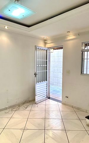 Casa à venda com 140m², 3 quartos e 3 vagas Casa à venda com 140m², 3 quartos e 3 vagasSala