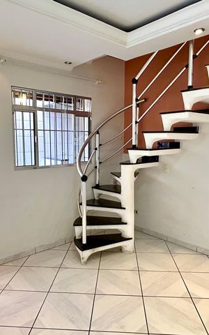 Casa à venda com 140m², 3 quartos e 3 vagas Casa à venda com 140m², 3 quartos e 3 vagasSala