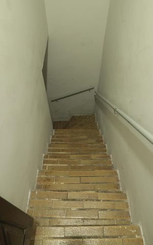 Casa para alugar com 80m², 2 quartos e 1 vagaEscada de acesso