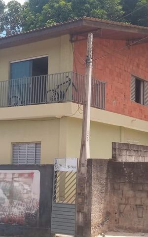 Casa à venda com 356m², 6 quartos e 1 vaga Casa à venda com 356m², 6 quartos e 1 vagaFachada