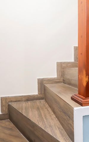 Casa à venda com 120m², 3 quartos e 2 vagasCasa 1 - Escada