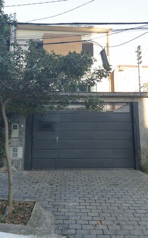 Casa à venda com 250m², 4 quartos e 2 vagasFachada