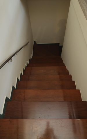 Casa à venda com 250m², 4 quartos e 2 vagasEscada de acesso