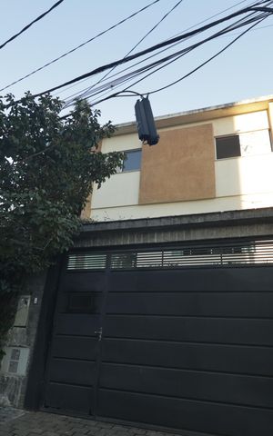 Casa à venda com 250m², 4 quartos e 2 vagasFachada