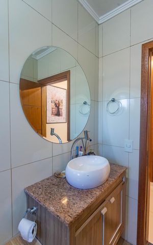 Casa à venda com 418m², 3 quartos e 2 vagas Casa à venda com 418m², 3 quartos e 2 vagasCasa 2 - banheiro
