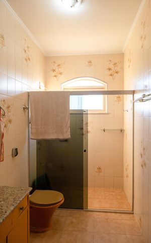 Casa para alugar com 371m², 4 quartos e 4 vagasBanheiro social