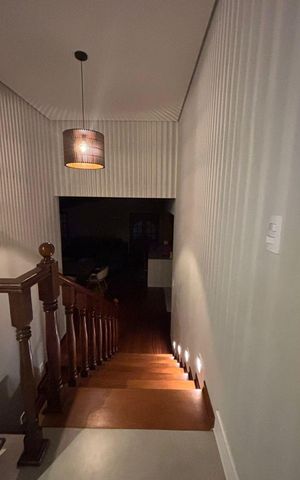 Casa de condomínio à venda com 500m², 4 quartos e 4 vagas Casa de condomínio à venda com 500m², 4 quartos e 4 vagasEscada