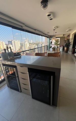 Apartamento à venda com 195m², 3 quartos e 3 vagas Apartamento à venda com 195m², 3 quartos e 3 vagasVaranda