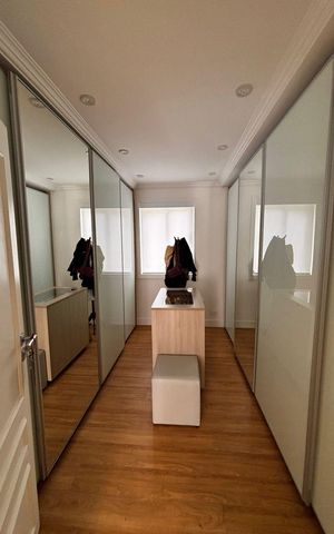 Casa de condomínio à venda com 560m², 5 quartos e 4 vagasCloset