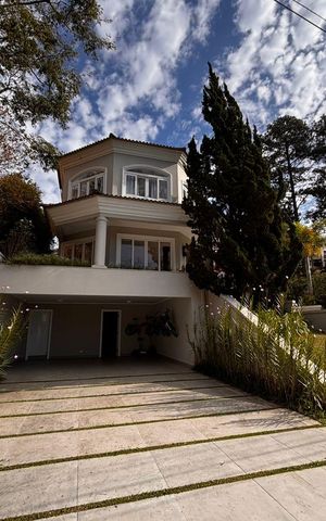Casa de condomínio à venda com 560m², 5 quartos e 4 vagasFachada