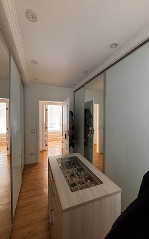 Casa de condomínio à venda com 560m², 5 quartos e 4 vagasCloset