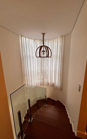 Casa de condomínio à venda com 560m², 5 quartos e 4 vagasEscada para entrada dos quartos
