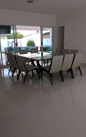Casa à venda com 480m², 4 quartos e 6 vagas Casa à venda com 480m², 4 quartos e 6 vagasSala