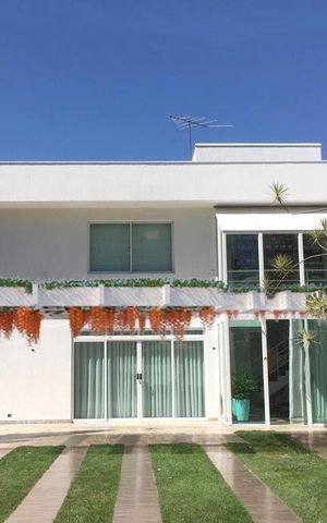 Casa à venda com 480m², 4 quartos e 6 vagas Casa à venda com 480m², 4 quartos e 6 vagasGaragem