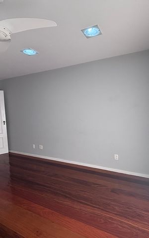 Apartamento à venda com 261m², 4 quartos e 3 vagas Apartamento à venda com 261m², 4 quartos e 3 vagasQuarto 1