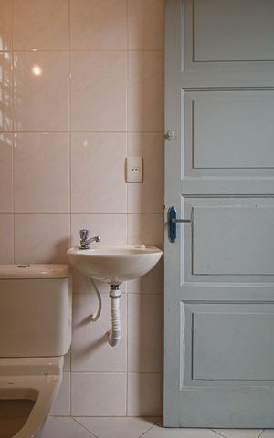 Casa à venda com 120m², 2 quartos e sem vaga Casa à venda com 120m², 2 quartos e sem vagaBanheiro