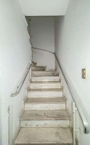 Casa à venda com 200m², 3 quartos e 3 vagasEscada