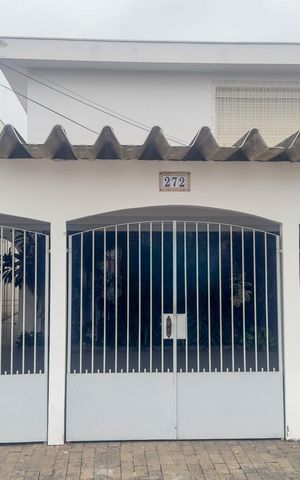 Casa à venda com 200m², 3 quartos e 3 vagasFachada