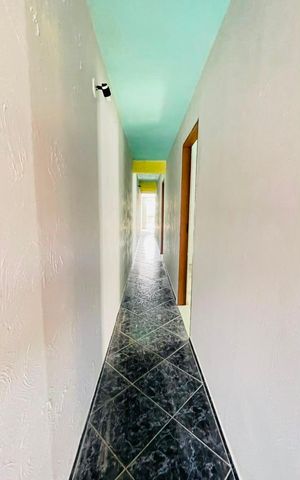 Casa para alugar com 100m², 2 quartos e 1 vaga Casa para alugar com 100m², 2 quartos e 1 vagaCorredor de acesso aos quartos
