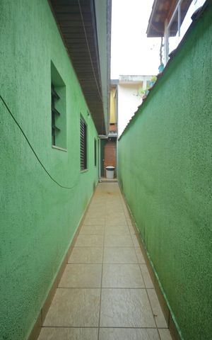 Casa à venda com 125m², 2 quartos e 2 vagasCorredor- quintal-  lateral 