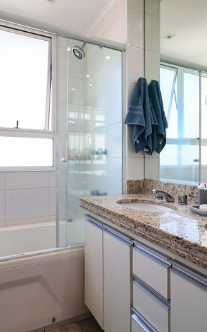 Apartamento à venda com 128m², 3 quartos e 4 vagas Apartamento à venda com 128m², 3 quartos e 4 vagasBanheiro da Suíte