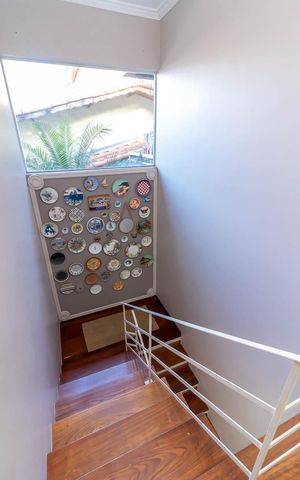 Casa à venda com 260m², 5 quartos e 5 vagasEscada