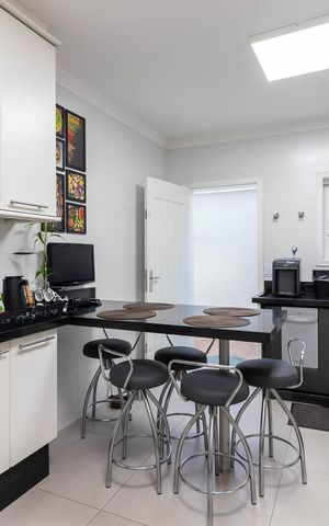 Casa à venda com 260m², 5 quartos e 5 vagasCozinha