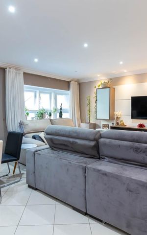 Casa à venda com 260m², 5 quartos e 5 vagasSala