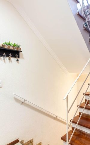 Casa à venda com 260m², 5 quartos e 5 vagasEscada