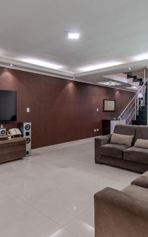 Casa à venda com 244m², 4 quartos e 5 vagas